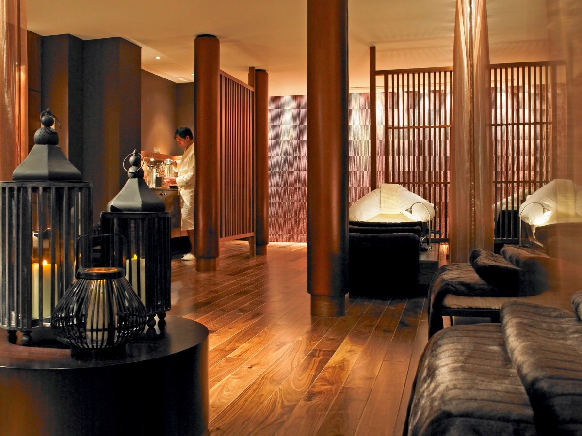 Nằm ở vùng Perthshire, Scotland, Gleneagles không chỉ là một khách sạn, mà còn là khu nghỉ dưỡng chơi golf, nơi có một spa sang trọng. Spa này có nhiều liệu pháp tổng thể, gồm kỹ thuật massage Ayurveda cổ xưa.