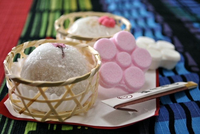 Đồ ngọt: Các loại đồ ngọt của Nhật Bản vô cùng phong phú và được nâng lên thành một nghệ thuật, nhất là những món được dùng trong tiệc trà. Khi vào một hàng đồ ngọt ở Nhật, bạn sẽ có cảm giác muốn mua tất cả mọi món. Từ những chiếc mochi mềm mại làm từ bột gạo, tới những chiếc dorayaki nhân đậu đỏ... mỗi vùng, mỗi khu vực lại có những món với cách chế biến khác nhau.