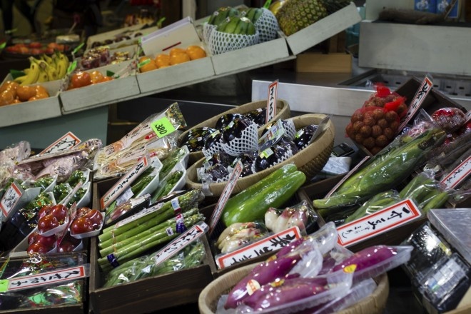 Đặc sản địa phương: Bạn có thể tới Okinawa để thưởng thức món khoai lang tím, tới Hokkaidō nếm thử món mì bơ ngon bất ngờ hay thịt cừu nướng, cùng một chai bia Sapporo.