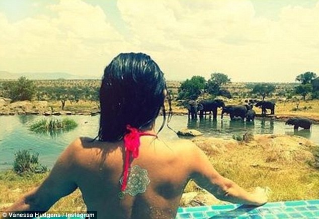 Vanessa Hudgens đăng bức ảnh chụp ở khu bảo tồn Serengeti, Tanzania. Được biết cô tới đây để tham dự lễ cưới của một người bạn. 