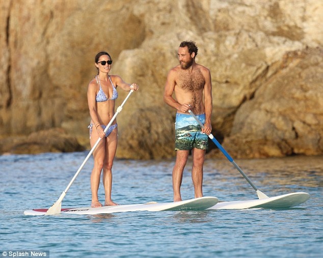 Pippa Middleton chèo ván cùng em trai James trong kỳ nghỉ với gia đình ở St. Barts.