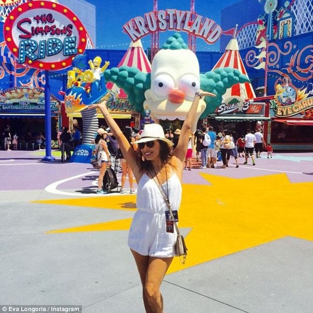 Nữ diễn viên Reese Witherspoon trẻ trung trước khu giải trí, gợi nhắc vai diễn của cô trong phim “Wild”.