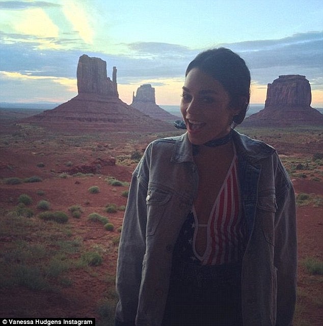Vanessa Hudgens còn tới thăm thung lũng Monument ở biên giới Arizona - Utah.