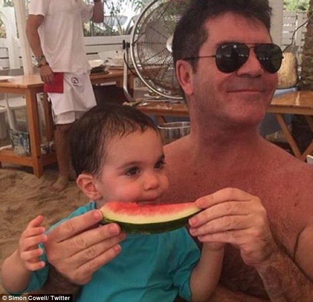 Simon Cowell chia sẻ bức ảnh cậu con trai Eric ăn dưa hấu trong kỳ nghỉ.