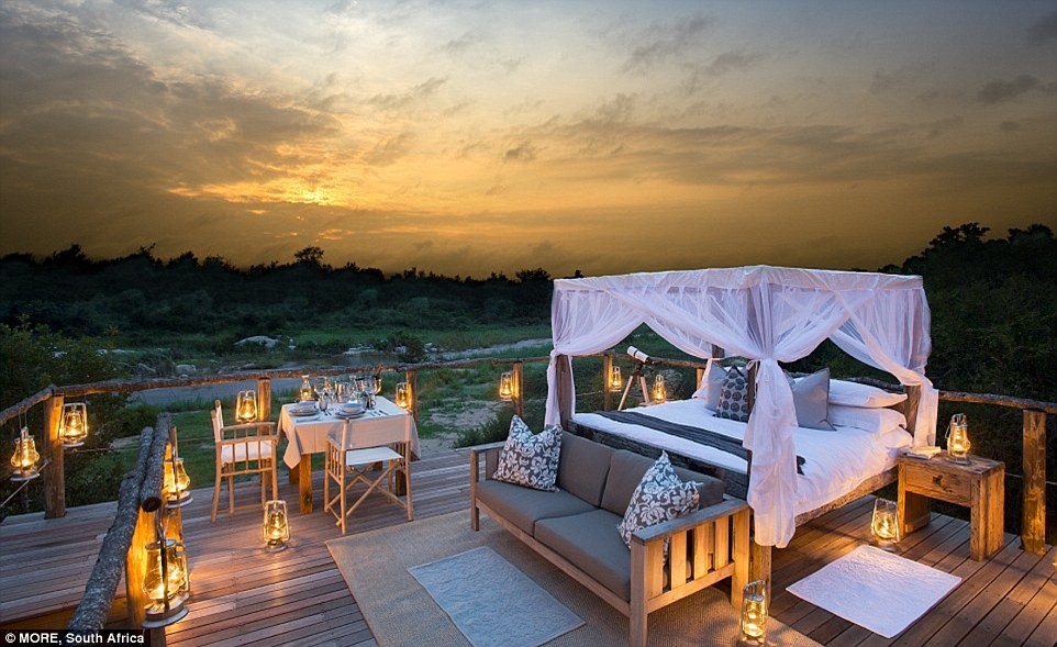 Nhìn xuống sông Sabie, ngôi nhà trên cây được thắp nến, tạo không gian lãng mạn, thích hợp cho các cặp đôi.