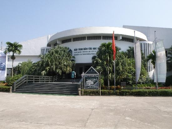 Bảo tàng Dân tộc học Việt Nam: Với diện tích lên tới 3,27 ha cùng nhiều khu trưng bày, hiện vật phong phú, bảo tàng Dân tộc học là nơi được nhiều du khách nước ngoài tìm đến để hiểu thêm về văn hóa Việt Nam. Tài khoản Brenwyn đến từ Thái Lan hào hứng: “Nơi này nằm hơi xa khu trung tâm, nhưng các hiện vật đều được bảo quản tốt, cho bạn cái nhìn độc đáo về các dân tộc thiểu số của Việt Nam, qua những ngôi nhà truyền thống, đồ thủ công mĩ nghệ, âm nhạc và phong tục. Đây là một trong những bảo tàng tuyệt vời nhất tôi từng tới thăm”.