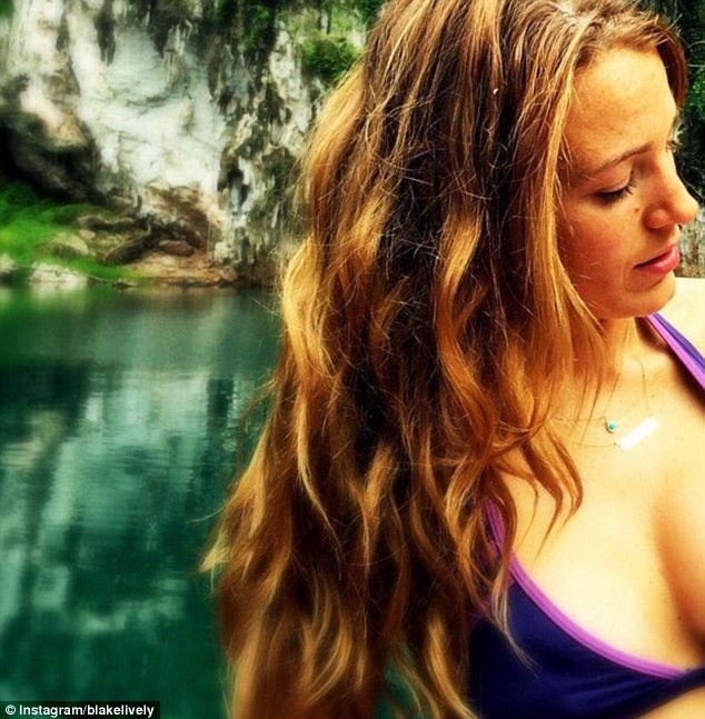 Blake Lively đăng tải bức ảnh mặc bikini trên tài khoản Instagram có 4 triệu người theo dõi của mình.