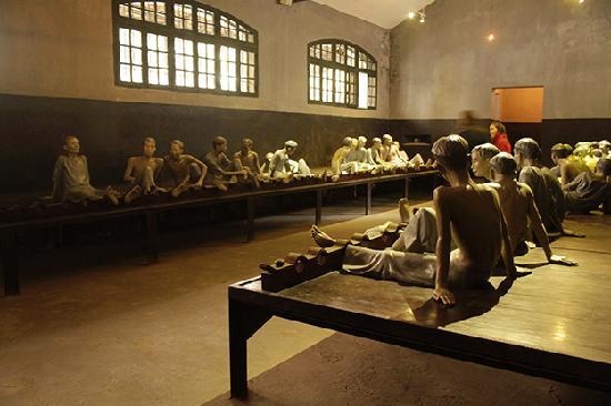 Nhà tù Hỏa Lò: Là di tích lịch sử cấp quốc gia nằm ở trung tâm Hà Nội, nhà tù Hỏa Lò đã thu hút nhiều du khách quốc tế muốn tìm hiểu lịch sử Việt Nam. Nicola S (Perth, Australia) nhận xét: “Nơi này giúp bạn hiểu hơn về những gì người ta phải trải qua thời chiến tranh. Vé vào cửa khá rẻ và nằm không xa khu phố cổ. Nhà tù có rất nhiều thông tin và hiện vật có giá trị”.