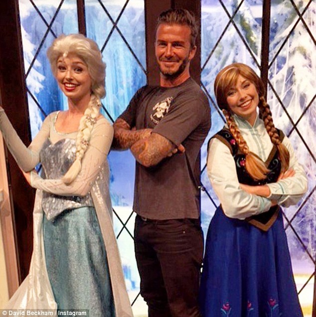 Trong chuyến đi tới công viên Disneyland cùng gia đình, David Beckham đã đăng bức ảnh chụp cùng hai nhân vật Elsa và Anna từ bộ phim Frozen.