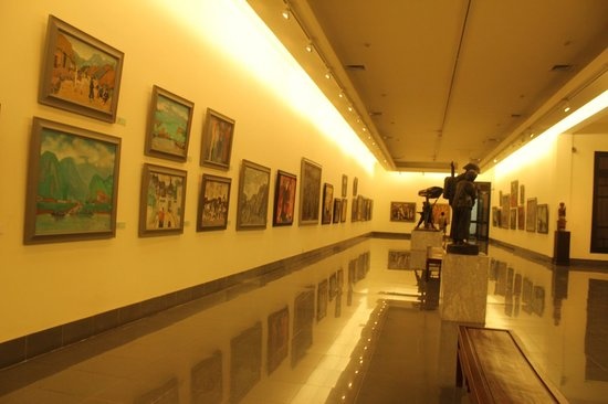 Bảo tàng Mỹ thuật Việt Nam: Tới đây, du khách sẽ hiểu được toàn bộ quá trình phát triển của lịch sử mỹ thuật Việt Nam thông qua các tài liệu, hiện vật phong phú, có giá trị. OliverMalcolm (Athens, Hy Lạp) nhận định: “Đây là một nơi tuyệt vời, bạn nên dành vài giờ để ngắm nhìn các tác phẩm thuộc đủ mọi phong cách, tìm hiểu cảm hứng và các yếu tố hình thành của chúng”.