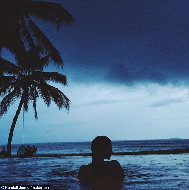Người mẫu Kendall Jenner đăng bức ảnh nhìn ra biển trên tài khoản mạng xã hội có 35,6 triệu người theo dõi của mình.