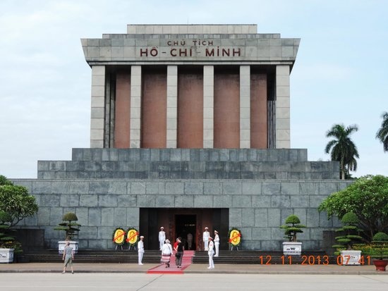 Lăng Hồ Chủ Tịch: Nơi an nghỉ của Chủ tịch Hồ Chí Minh vĩ đại đón rất nhiều lượt khách trong và ngoài nước tới viếng thăm, thể hiện lòng thành kính và tưởng nhớ. Siesta2014 (Portland, Oregon) tư vấn: “Nếu bạn muốn tìm hiểu về Hồ Chủ Tịch thì đây là nơi nên tới. Bạn có thể viếng thăm thi hài Người được đặt trong lồng kính. Ngoài ra, bạn còn có thể thăm ngôi nhà và khu vườn nơi Hồ Chủ Tịch sinh sống, làm việc”.