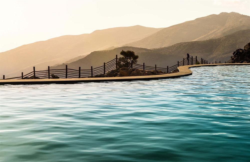 Du khách có thể chiêm ngưỡng khung cảnh từ phòng mình hoặc từ bể bơi nước nóng vô cực ngoài trời.