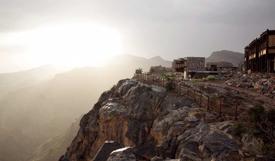 Alila Jabal Akhdar, Oman: Nằm ở độ cao gần 2.000 m so với mực nước biển, khách sạn Alila Jabal Akhdar nhìn xuống một khe núi hùng vĩ, hu hút hàng nghìn du khách mỗi năm.