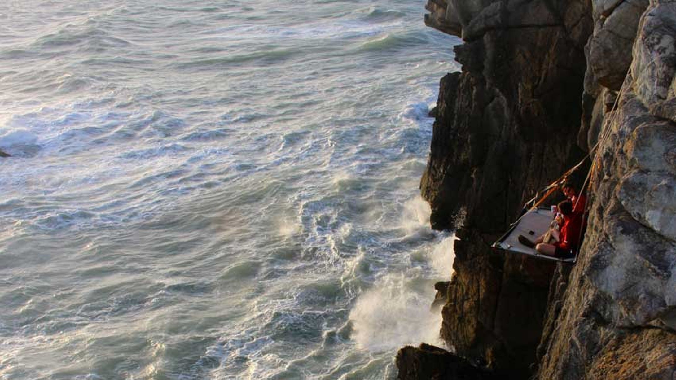 Khách sạn Portaledge, Anglesey, Wales:  Những người không thích sự an toàn và nhàm chán của các khách sạn thông thường có thể thử một đêm ngủ ngoài trời trên vách đá dựng đứng.