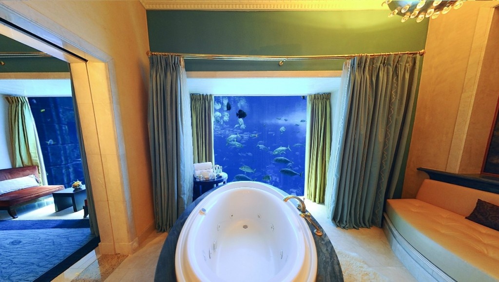 Với đủ phòng ngủ cho 5 khách, 2 khu phòng dưới nước - Poseidon và Neptune - có cửa kính lớn, tạo cho du khách cảm giác như đang ở dưới biển sâu.