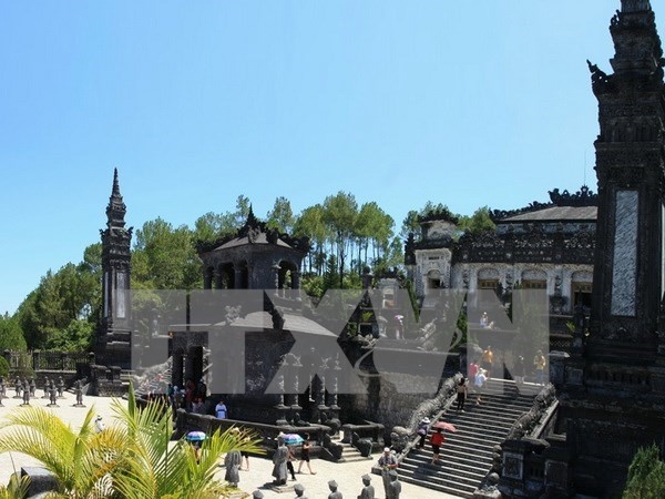 Du khách thăm lăng Khải Định. (Ảnh: Nhật Anh/TTXVN)