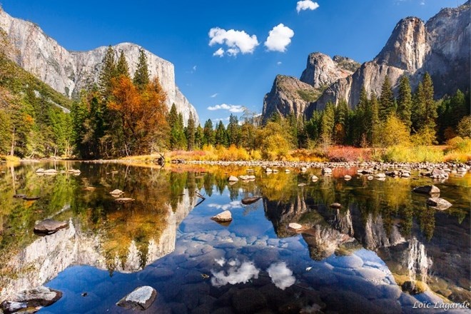 Vườn quốc gia Yosemite, Hoa Kỳ: Có diện tích hơn 3.000 km vuông và nằm ở phía tây của dãy núi Sierra Nevada, California. Yosemite mỗi năm có 3,7 triệu người ghé thăm. Vườn quốc gia này được quốc tế công nhận là một di sản thế giới với những vách đá granit hùng vĩ, suối nước trong sạch và đa dạng sinh học hấp dẫn.