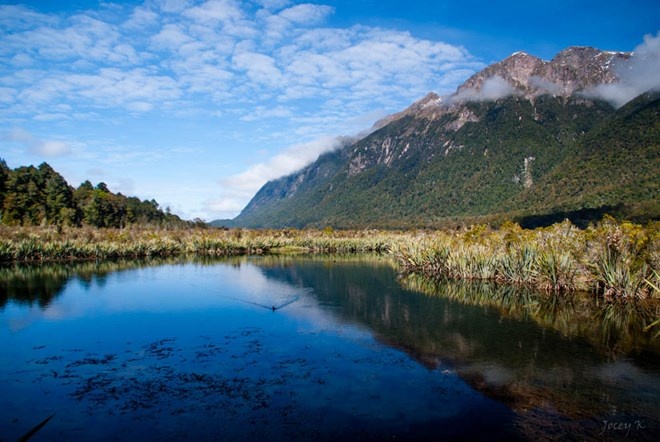 Vườn Quốc gia Fiordland, New Zealand: Fiordland là vườn quốc gia lớn nhất ở New Zealand, có diện tích 12.500 km2. Vườn quốc gia xinh đẹp này được bao quanh bởi các dãy núi nhấp nhô và một thác nước nổi tiếng thế giới.  