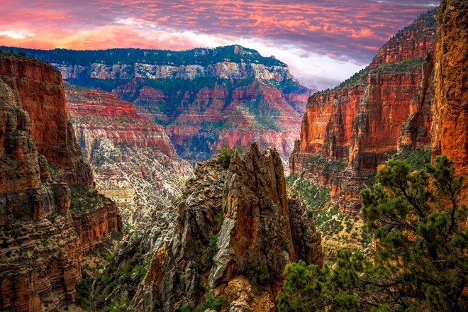 Vườn quốc gia Grand Canyon, Hoa Kỳ: Grand Canyon có lẽ là vườn quốc gia nổi tiếng nhất và được chụp ảnh nhiều nhất trên thế giới. Mỗi năm, có khoảng năm triệu người đến xem hẻm núi vinh quang của vườn quốc gia này. 