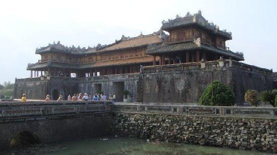 Chuong trinh kich cau Tuan le Vang du lich tai Di san Hue hinh anh