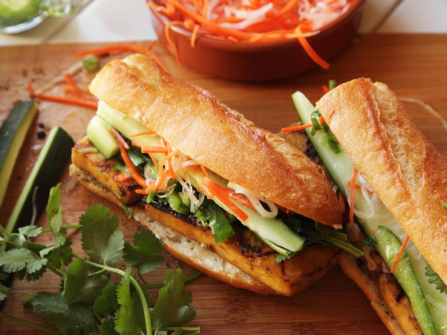 Quán Xe Máy (phố Saint Marks Pl): Bánh mì “Hog” nhân thịt nướng được biến tấu một chút với dầu hành và hẹ tây rán đem lại hương vị mới lạ. Hai nguyên liệu này tạo thêm vị đậm đà, giúp thịt đỡ ngấy, thêm nước sốt tiêu đen giúp cà rốt và củ cải trắng có vị chua chua, ngọt ngọt hấp dẫn. Ảnh: Seriouseats.