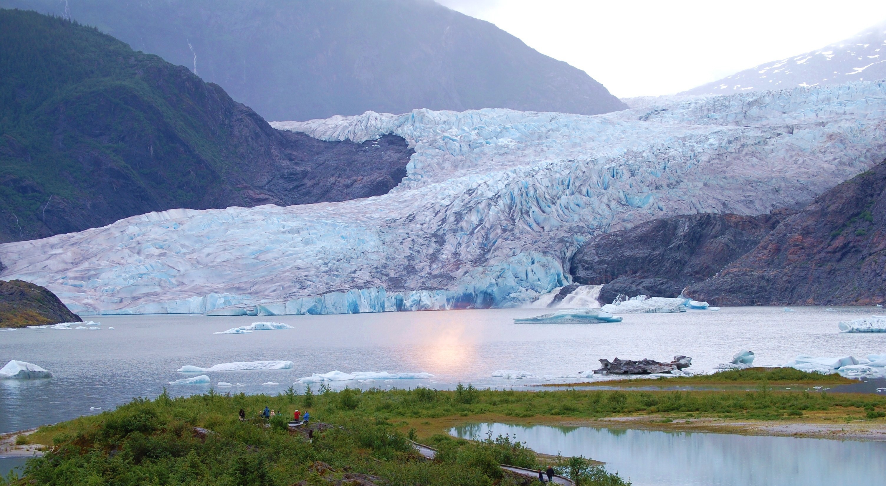 6. Sông băng tan - hang băng Mendenhall, Alaska, Mỹ: Nằm cách Juneau chưa đầy 20 km, thuộc rừng quốc gia Tongass, sông băng Mendenhall hình thành từ khoảng 3.000 năm trước và ngừng mở rộng vào giữa thế kỷ 18.  Ảnh: Tophdgallery.