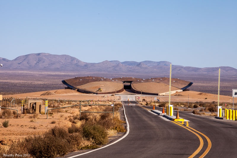 3. Rời khỏi trái đất - cảng vũ trụ America, New Mexico, Mỹ: Virgin Galactic - một “hãng hàng không vũ trụ” do Richard Branson sáng lập - đang có hơn 400 nhân viên làm việc ngày đêm để thực hiện giấc mộng du hành không gian. Mục tiêu của họ là cho 6 du khách lên mỗi chuyến bay. 
