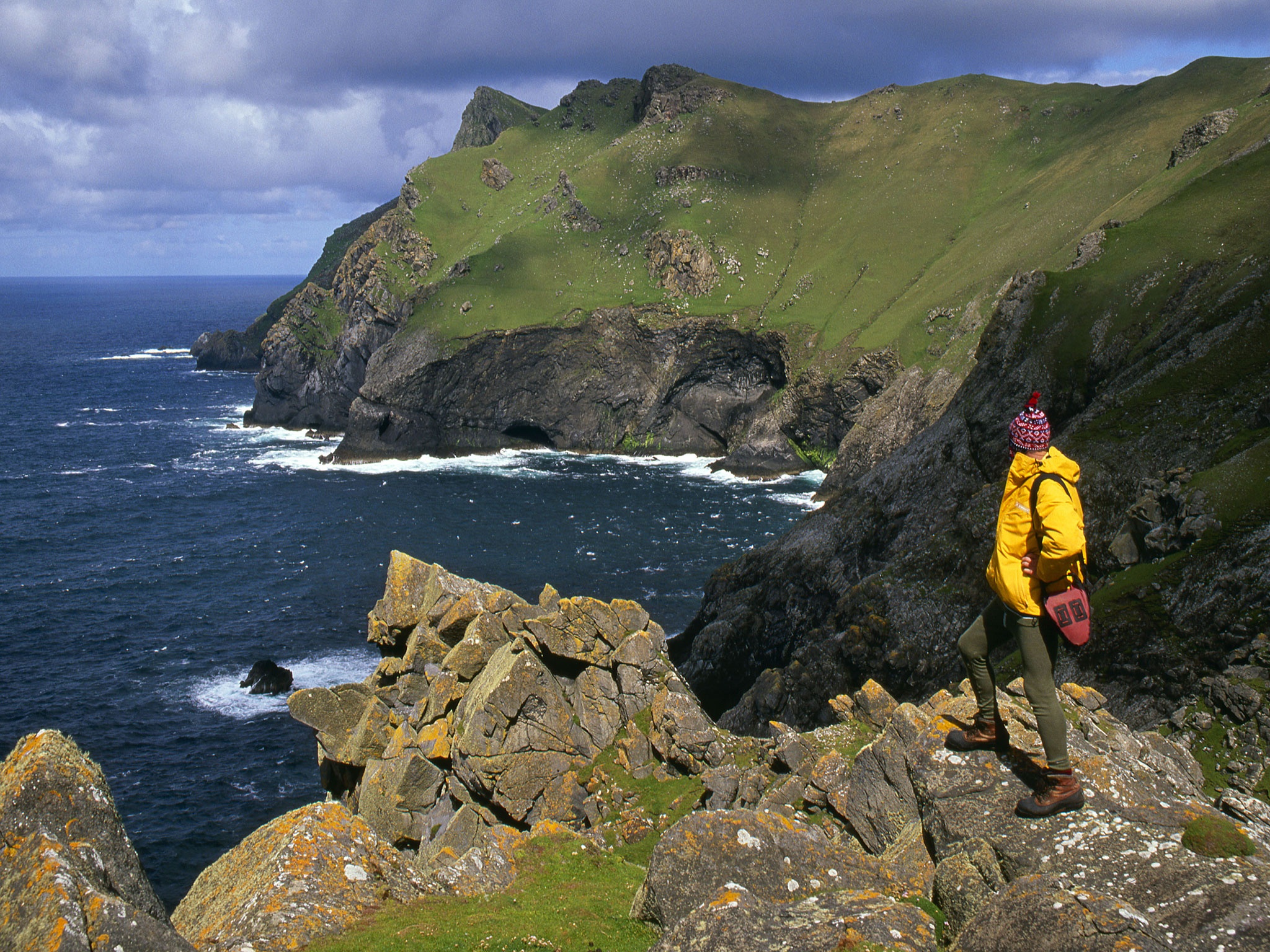 St. Kilda, Scotland: Quần đảo nằm ở bờ tây Scotland này có những bãi biển tuyệt đẹp và hệ sinh thái độc đáo, với lịch sử khá bí ẩn (ngay cả nguồn gốc cái tên St. Kilda cũng chưa được tìm ra). Du khách sẽ được quan sát nhiều sinh vật biển khi đăng ký các tour của công ty tàu thuyền địa phương, hoặc khám phá các tàn tích thời cổ đại của đảo.