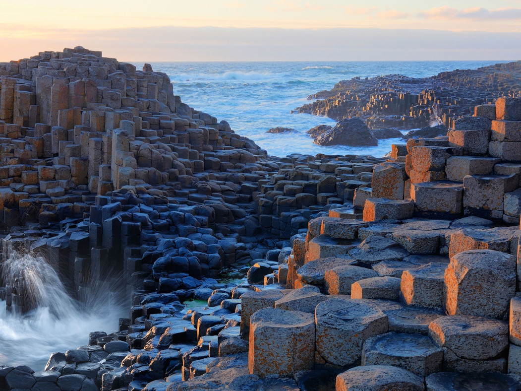 Giant’s Causeway, Bắc Ireland: Khu bờ biển của Giant’s Causeway (Đường của người khổng lồ) có quang cảnh ấn tượng, với những cột đá basalt nhấp nhô trên mặt nước. Đây là kết quả của vụ phun trào núi lửa vào khoảng 60 triệu năm trước, nhưng một truyền thuyết địa phương cho biết các cột đá này được tạc bởi một người khổng lồ tên Finn McCool.