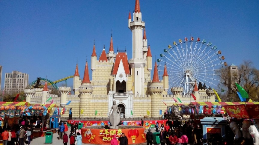 Công viên Shijingshan, Trung Quốc: “Disneyland phiên bản Trung Quốc” mở cửa đón khách vào năm 1986, với tòa lâu đài phía trước giống hệt lâu đài của nàng Lọ Lem ở các công viên Disney. Các nhân vật nổi tiếng như cô mèo Hello Kitty hay chuột Mickey đều xuất hiện ở công viên chào đón du khách. 