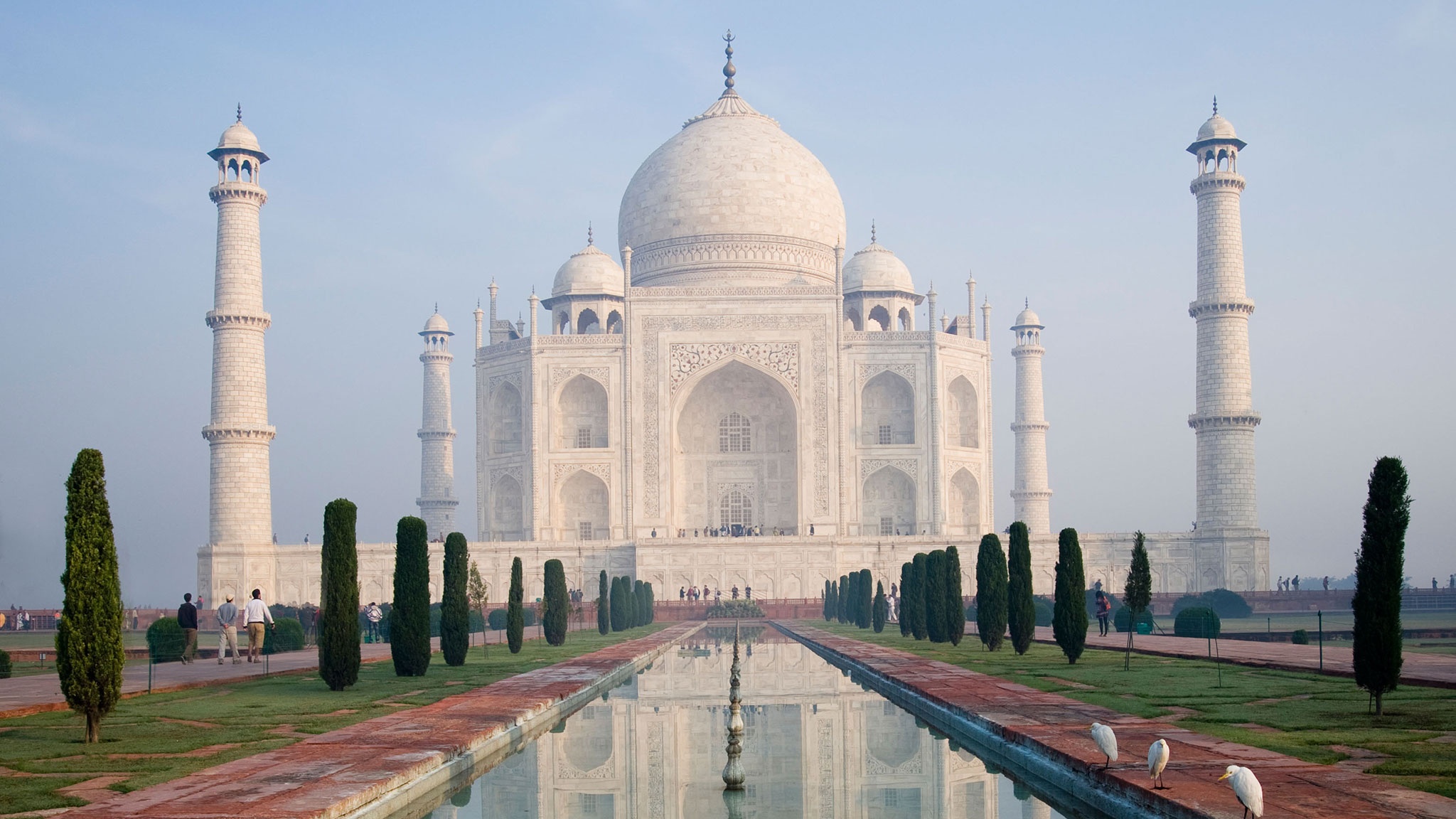 Taj Mahal, Ấn Độ: Lăng mộ biểu tượng tình yêu này, một Di sản thế giới, là một trong những điểm tham quan đông khách nhất Ấn Độ. Các công tình bên trong khu tổ hợp này được các nhiếp ảnh gia yêu thích, với bia kỷ niệm chính, nhà thờ. Ngoài ra, tại đây còn có triển lãm giúp du khách hiểu thêm về nguồn gốc và kiến trúc của lăng.