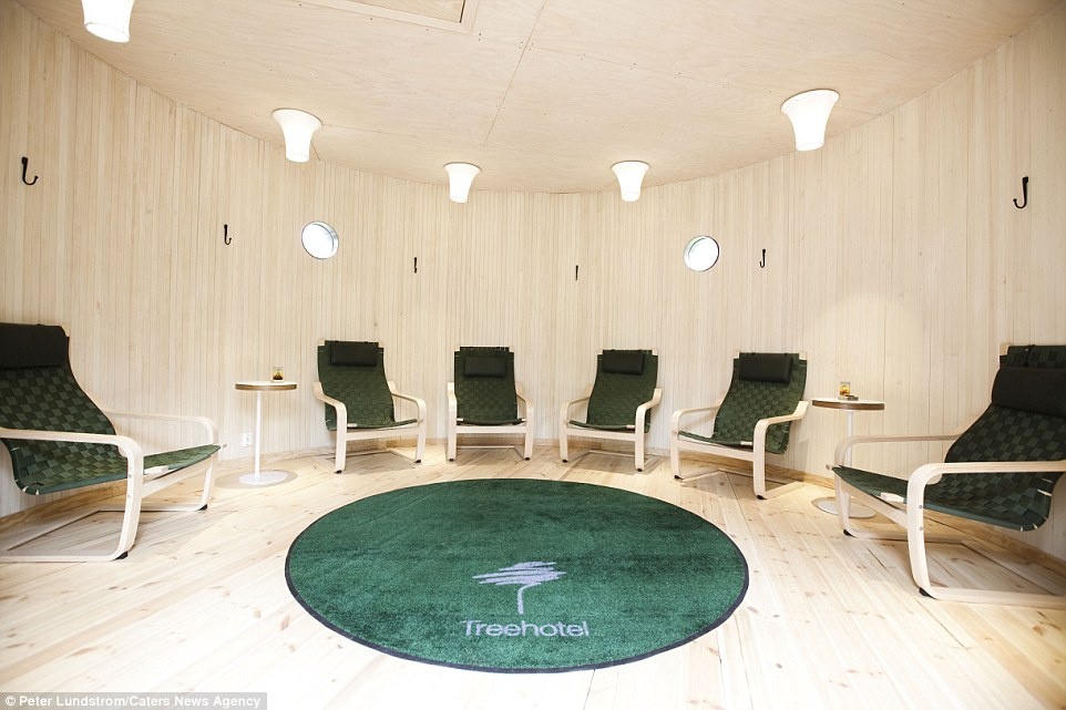 Phòng tắm hơi của Treehotel đủ chỗ cho 8 người. Khách sạn cung cấp đầy đủ khăn tắm và dép đi trong nhà cho du khách.