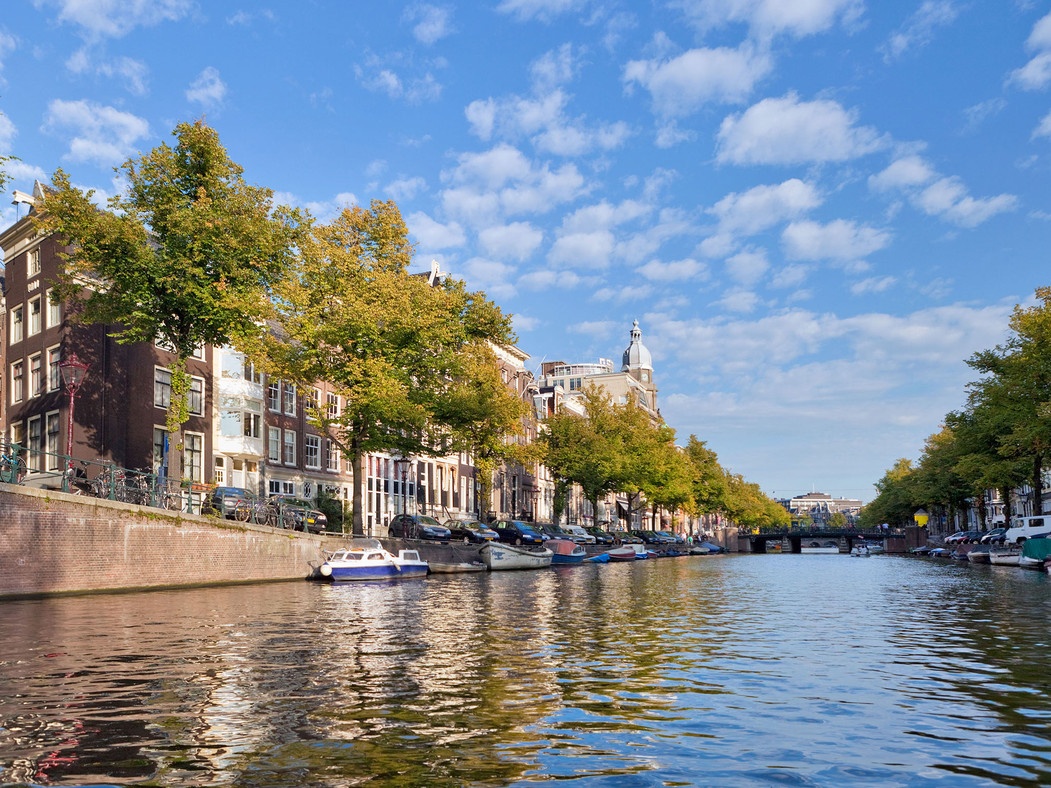 Quận kênh đào của Amsterdam, Hà Lan:  Quận trung tâm của Amsterdam được công nhận là Di sản thế giới vào năm 2010. Hệ thống kênh rạch này được xây dựng chủ yếu vào thế kỷ 17, khi Amsterdam trở thành một trung tâm quyền lực và cũng là một trong những trung tâm văn hóa tuyệt đẹp của châu Âu.