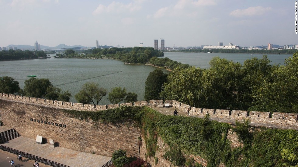 Thả bộ dọc tường thành, du khách có thể ngắm nhìn hồ Xuanwu giữa cây cối xanh mướt. Đây là một hồ trữ nước ở trung tâm Nam Kinh.