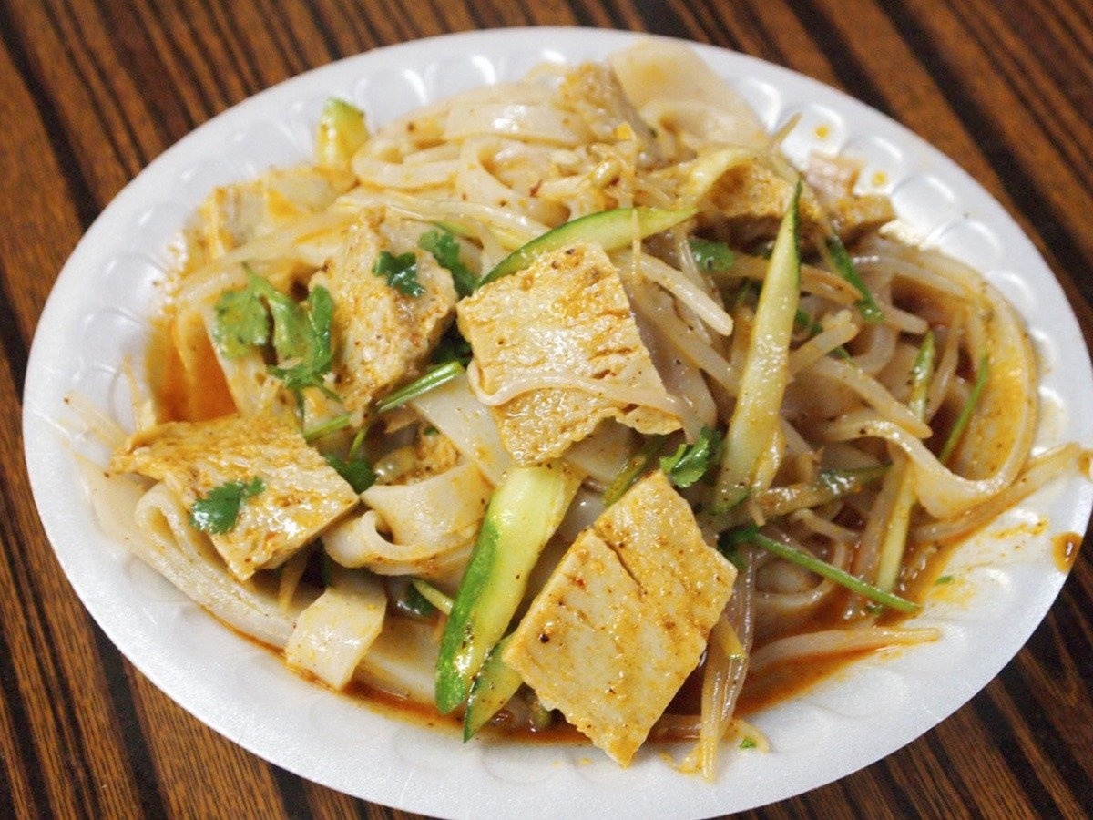 Tây An, thủ phủ Thiểm Tây, là nơi tuyệt nhất để thử món liang pi - một món mì lạnh với nhiều hương vị khác nhau. Sợi mì dài, bản rộng được làm từ bột gạo hoặc bột mì.