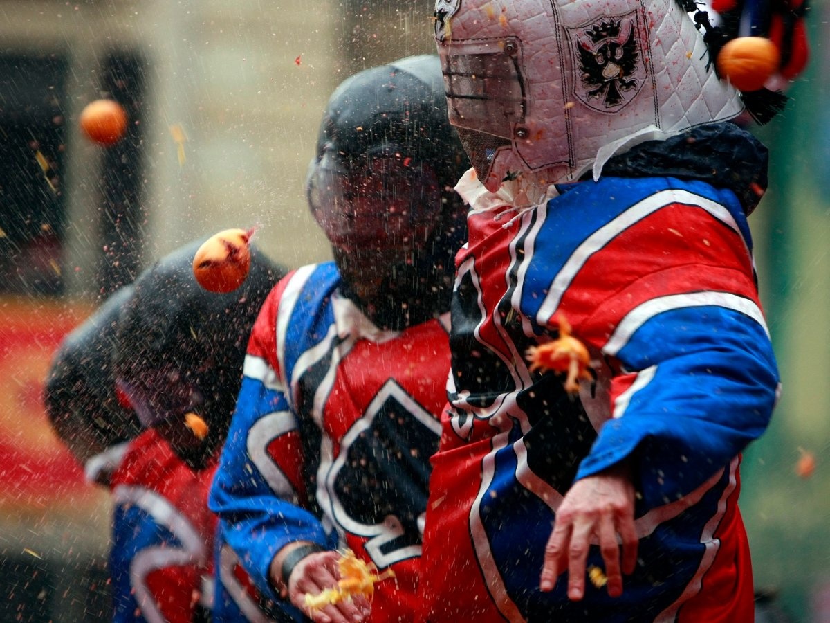 Lễ hội ném cam, Ivrea, Italy: Thị trấn nhỏ Ivrea của Italy tiêu tốn tới cả triệu cân cam cho lễ hội ném cam. Để tham dự, bạn phải là thành viên của một đội (có 9 đội với 4.000 người). Các trọng tài sẽ quyết định đội thắng cuộc. Lễ hội này diễn ra hàng năm, vào chủ nhật, thứ hai và thứ ba.