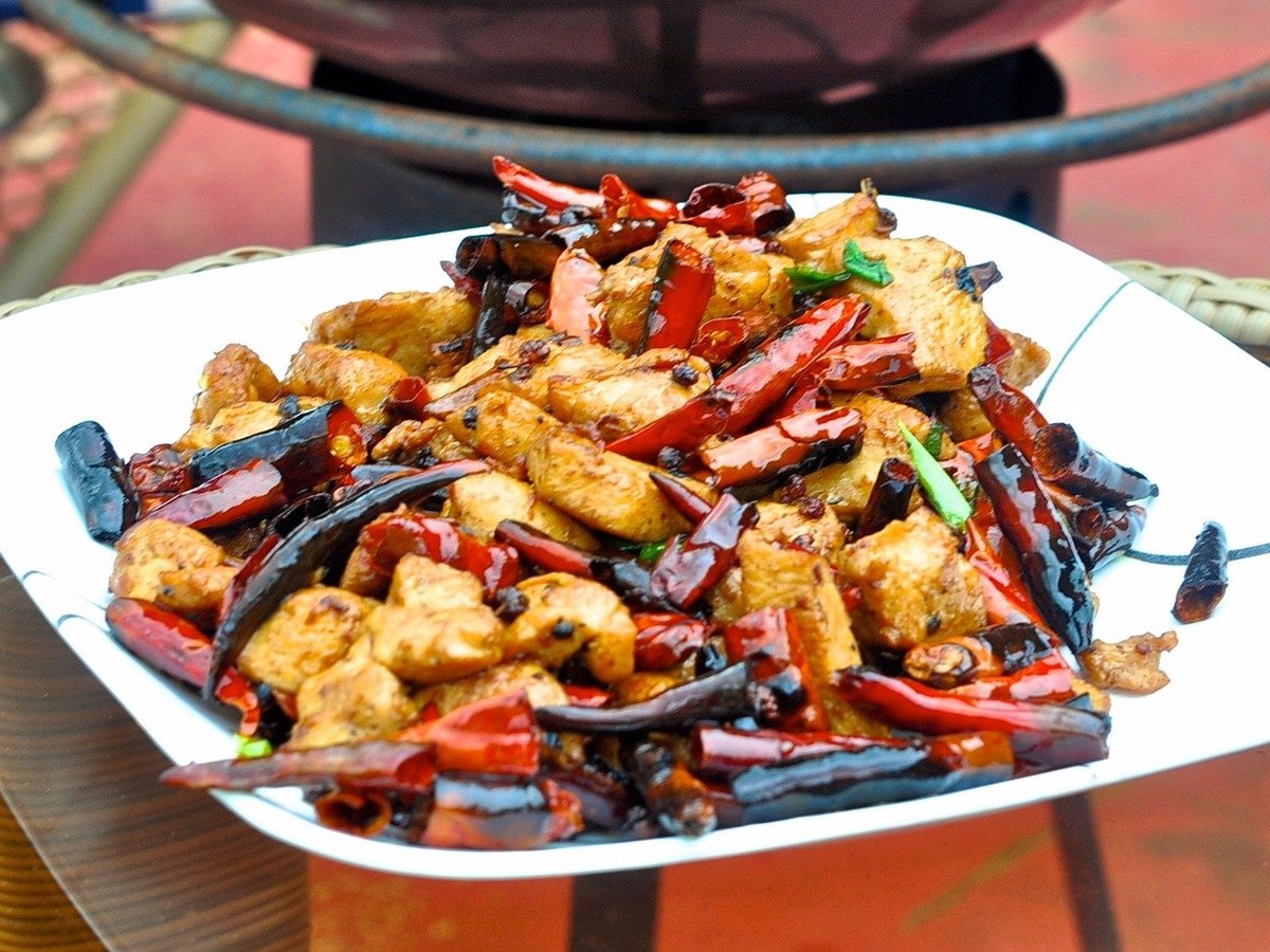 Nếu thích ăn cay, du khách có thể thử món la zi ji, đặc sản Tứ Xuyên. Thịt ức gà được rán chín, xé nhỏ, trộn với hạt tiêu, ớt, vừng, tạo ra món ăn đậm đà và cay bỏng miệng.