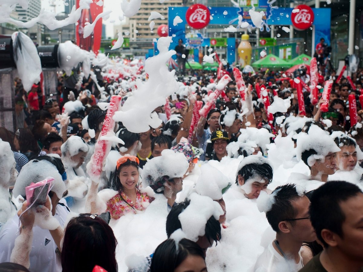 Lễ té nước Songkran, Thái Lan: Vào tháng 4 hàng năm, lễ hội té nước lại diễn ra ở Thái Lan. Người dân quan niệm nước sẽ thanh tẩy, xua đuổi những linh hồn tà ác trước tết năm mới của Thái. Ngày nay, người dân và du khách có thể dùng súng nước, bóng nước và vòi xịt. Lễ hội này được tổ chức trên khắp mọi miền của Thái Lan, gồm các vùng du lịch nổi tiếng như Bangkok, Chiang Mai, Phuket.