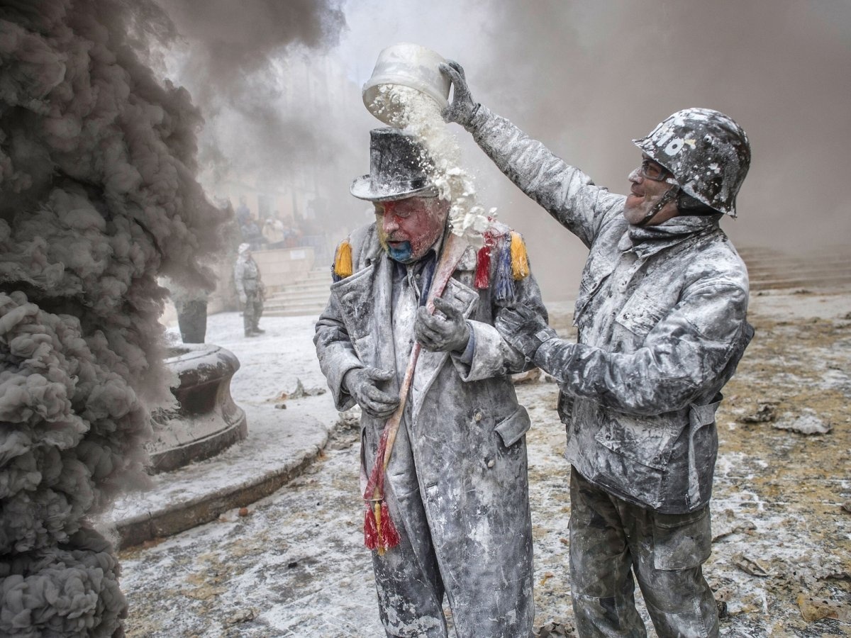 Els Enfarinats, Ibi, Tây Ban Nha: Ngày 28/12 là ngày nghệ thuật sân khấu tại Ibi, Tây Ban Nha. Theo truyền thống đã có 200 năm lịch sử này, người dân mặc quân phục giả, chiến đấu bằng trứng và bom bột ở ngoài tòa thị chính. Ngoài ra, lễ hội còn có pháo hoa. 