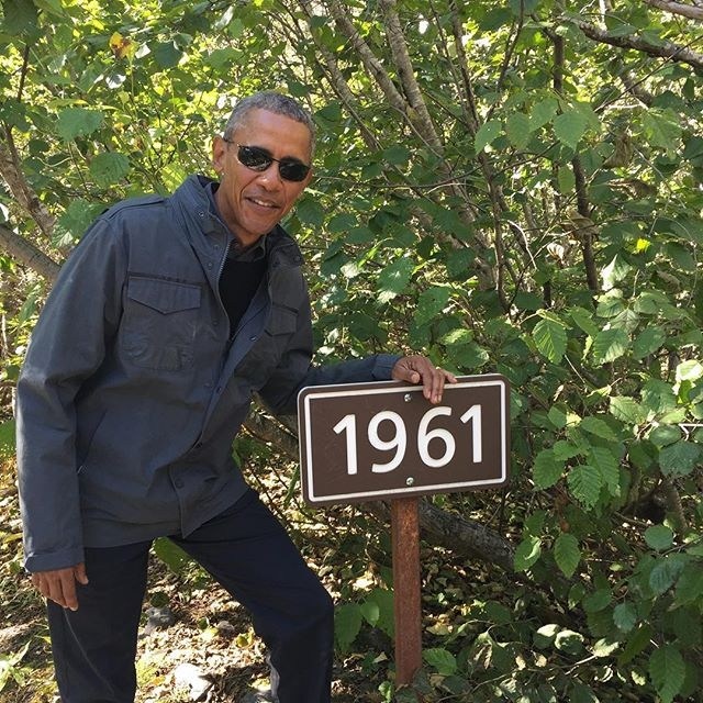 Các biển đánh dấu dọc sông băng Exit cho thấy sự thu hẹp của dòng sông theo thời gian.