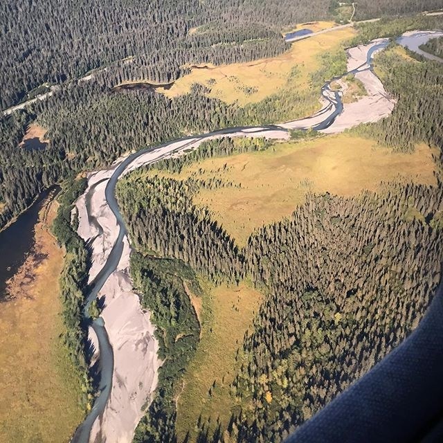 Dòng sông uốn lượn như một dải lụa mềm mại giữa những trảng cỏ và rừng cây.