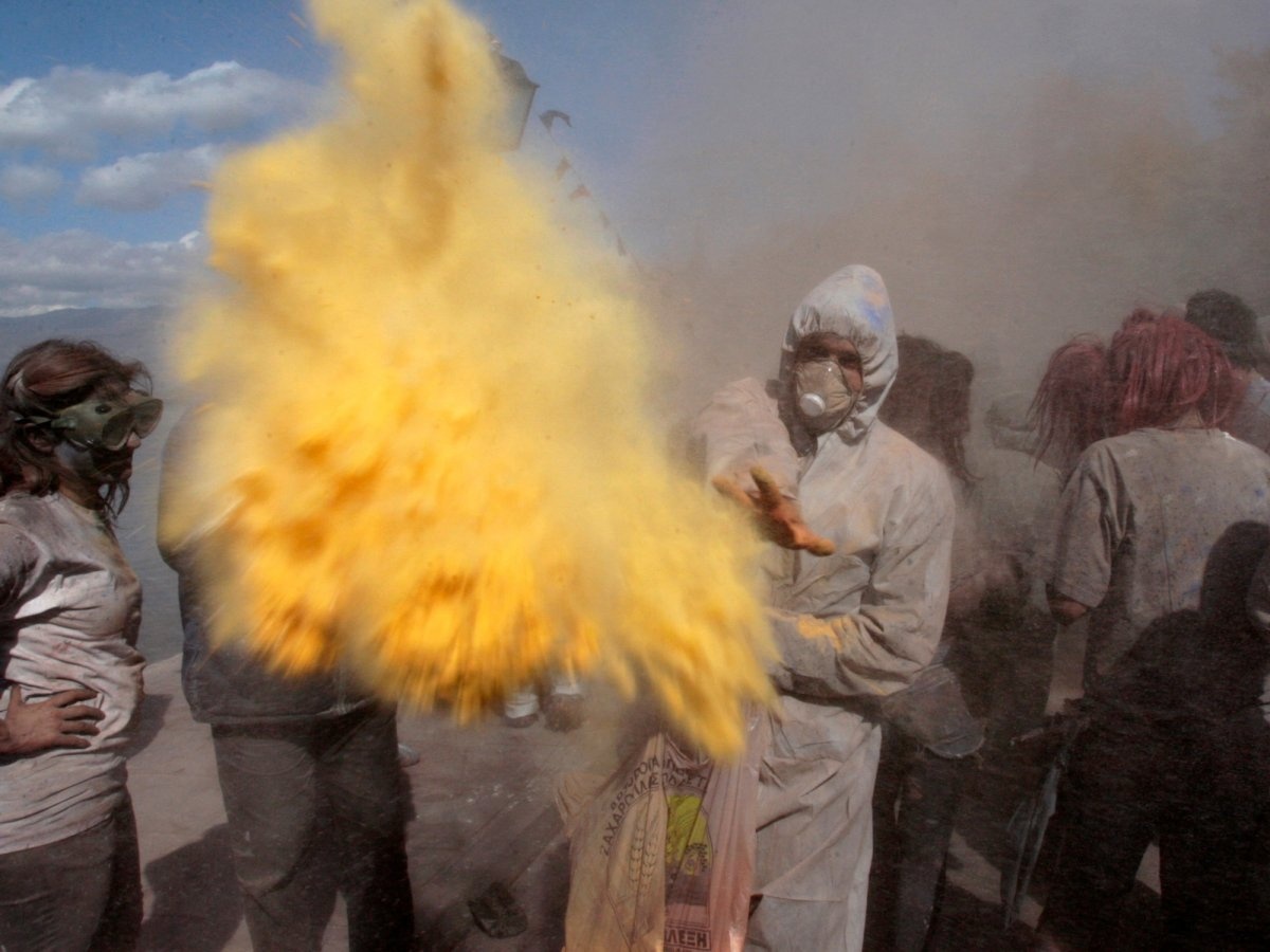 Cuộc chiến bột, Hy Lạp: Mỗi năm, vào ngày Clean Monday (Thứ hai thanh tẩy), thị trấn ven biển Galaxidi lại bùng nổ với màu sắc. Người Hy Lạp hào hứng ném các túi bột được nhuộm màu vào bạn bè, người thân, du khách...