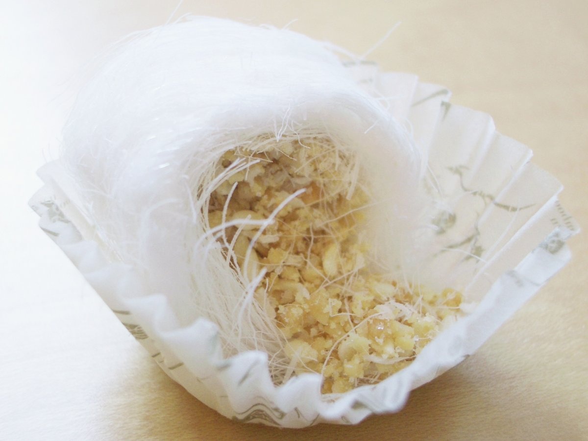 Kẹo râu rồng không chỉ là món ăn vặt ngọt ngào, mà còn là một nghệ thuật thủ công truyền thống. Như một kén nhộng màu trắng, kẹo râu rồng được làm từ đường và mạch nha, cùng với lạc, vừng và dừa tươi.