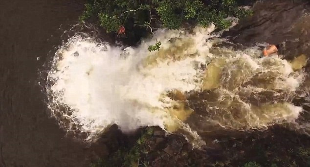 Video ghi hinh anh nghet tho du khach suyt chet vi lu quet hinh anh