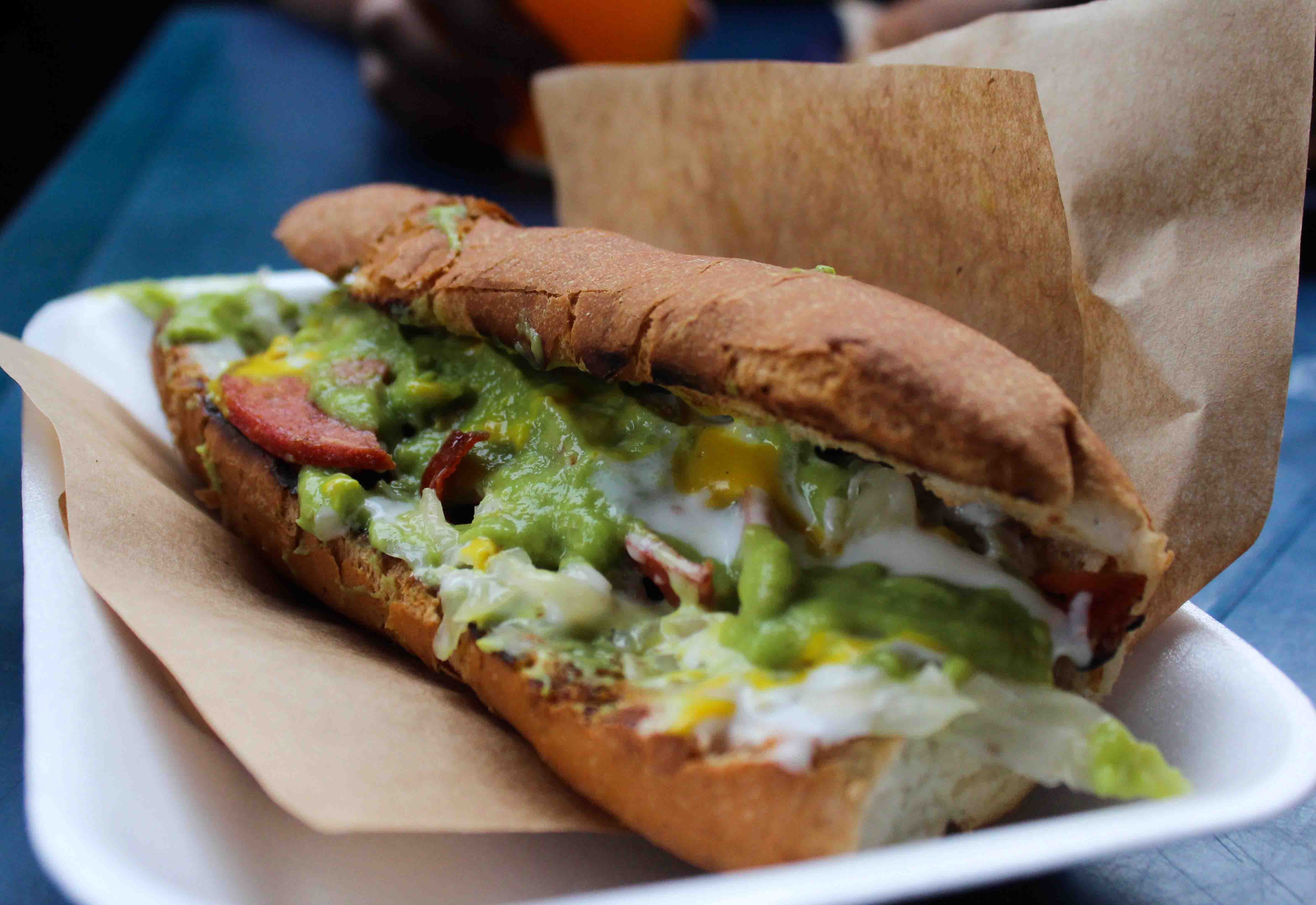 Shuco, Guatemala: Những chiếc bánh mì kẹp xúc xích này có giá chỉ <abbr class=