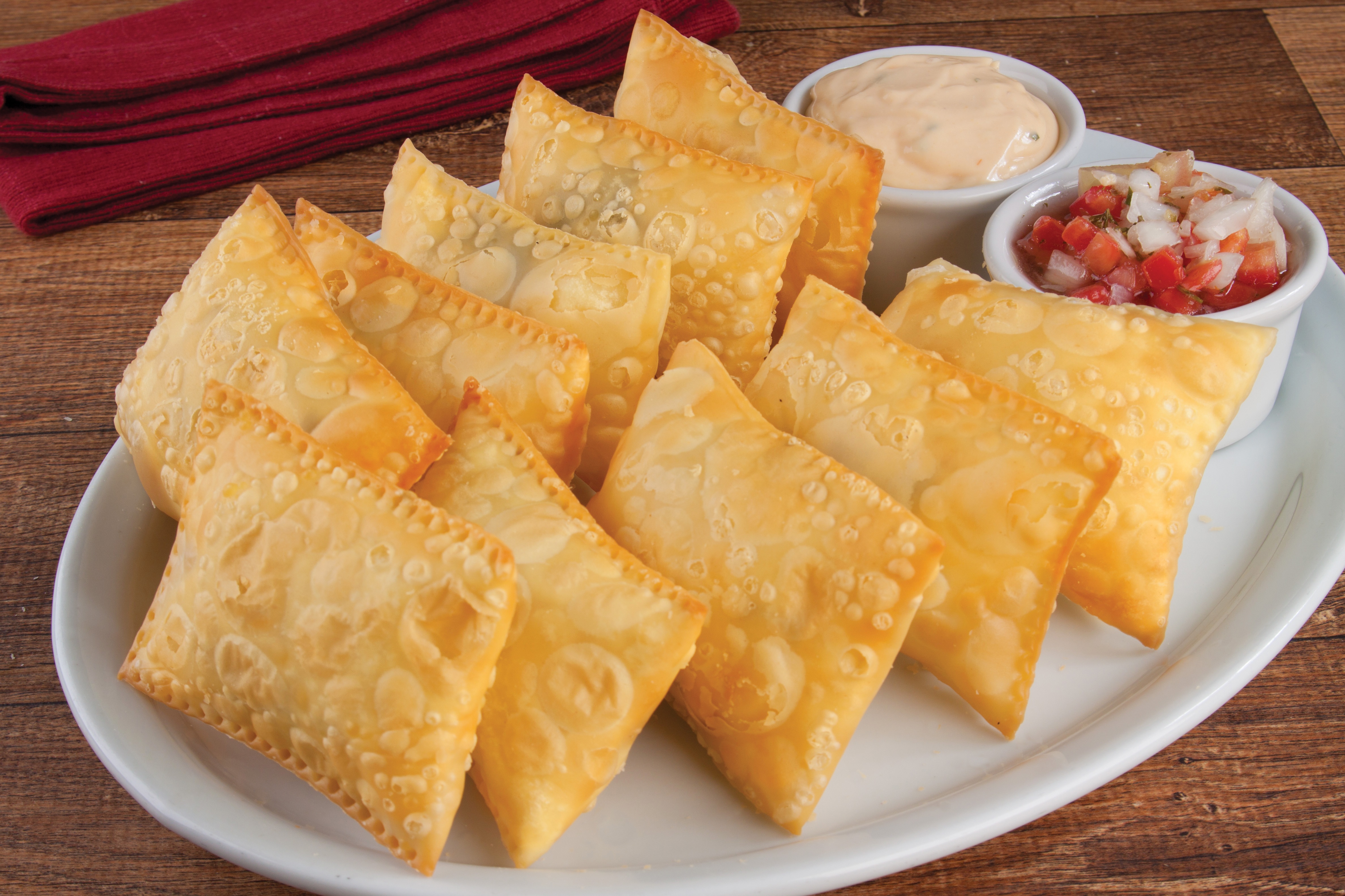 Bánh pastel, Brazil: Thường là hình chữ nhật, bánh pastel có lớp vỏ mỏng giòn, với nhân tự chọn như phô mai, thịt, xúc xích, tâm cọ... Ảnh: Manisnacks.