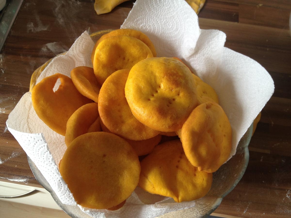 Sopaipilla, Chile: Món bánh cuộn rán làm từ bột mì, bơ hoặc mỡ được bày bán ở nhiều nơi có người Tây Ban Nha sinh sống trên thế giới. Với <abbr class=