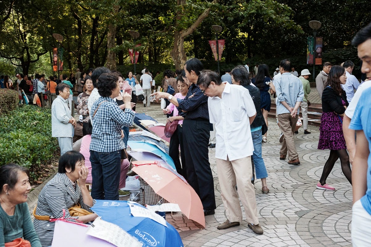 Chợ hôn nhân Thượng Hải: Chợ hôn nhân này họp vào thứ bảy và chủ nhật hàng tuần, từ trưa tới 17h tại công viên Nhân dân Thượng Hải, Trung Quốc. Các bậc phụ huynh đem theo thông tin về con mình tới chợ để trao đổi, nhằm tìm ra đối tượng thích hợp cho con mình. Ảnh: Juliaknop/Blogspot.