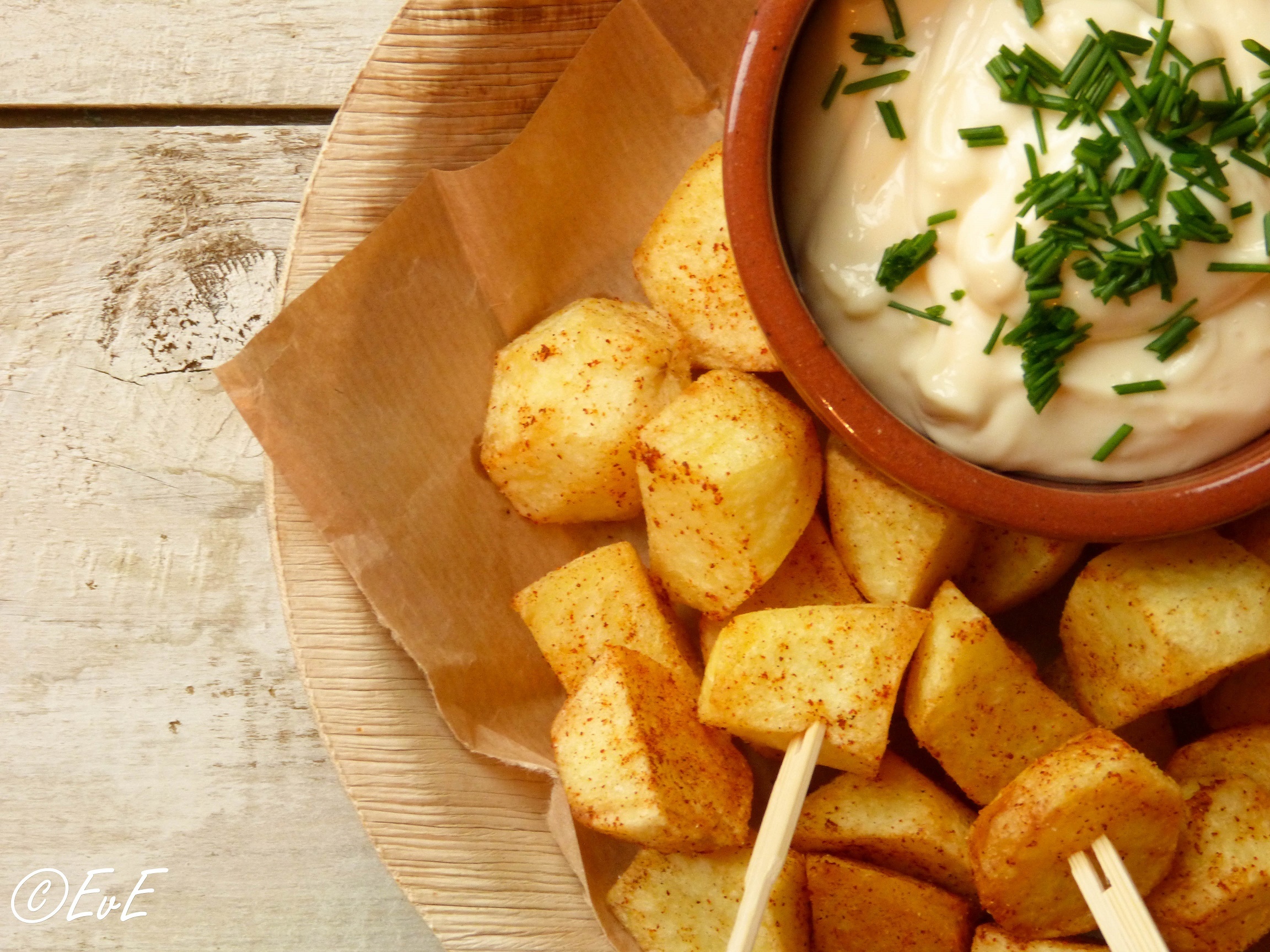 Patatas bravas, Tây Ban Nha: Món ăn này được làm từ khoai tây trắng xắt miếng, rán giòn, ăn kèm một loại sốt cà chua cay hoặc sốt aioli (gồm tỏi, dầu ôliu, lòng đỏ trứng gà và nước chanh). Ảnh: Etenvaneefke.